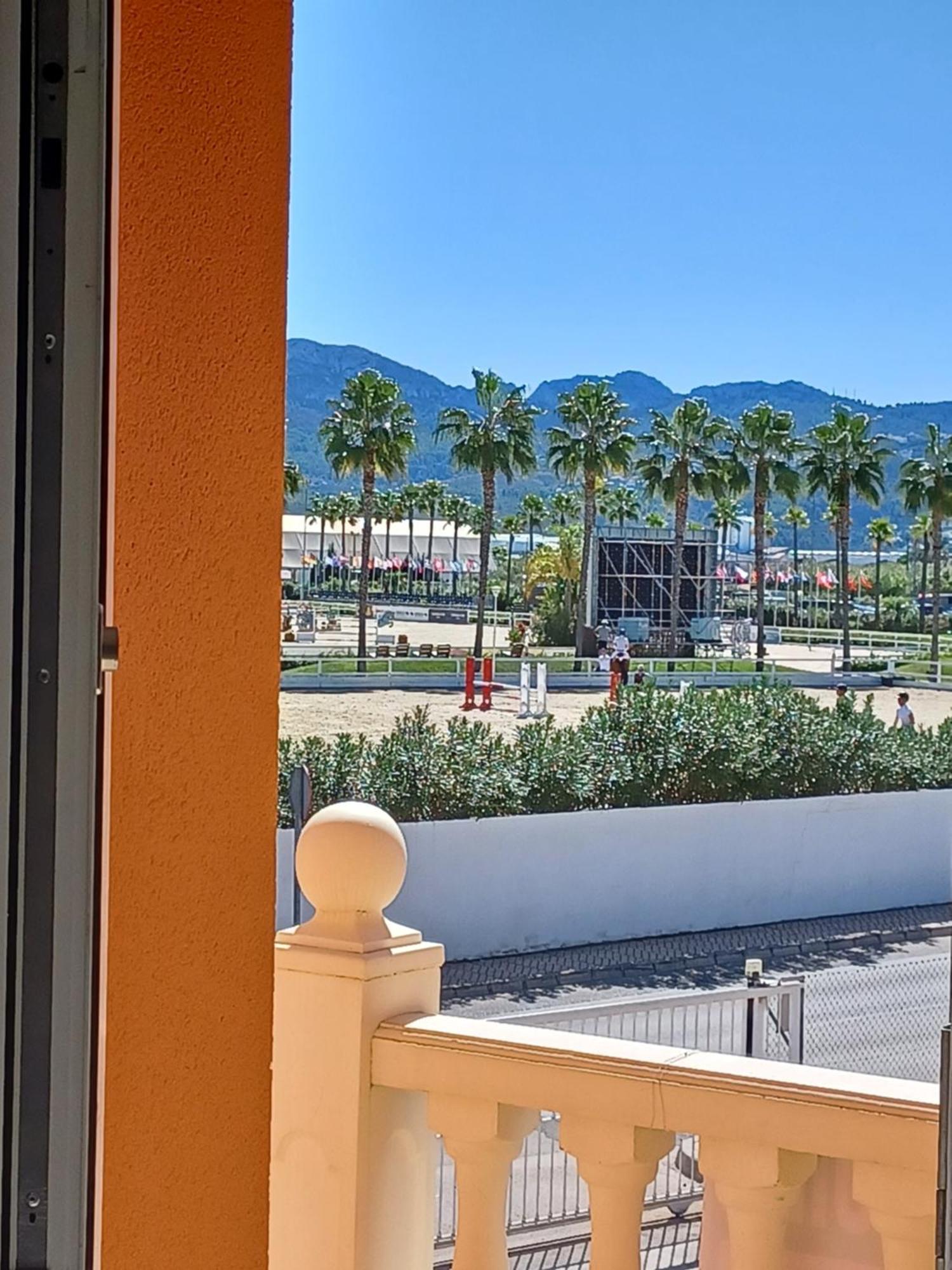 Oliva Nova Flat In Front Of Met Daire Dış mekan fotoğraf